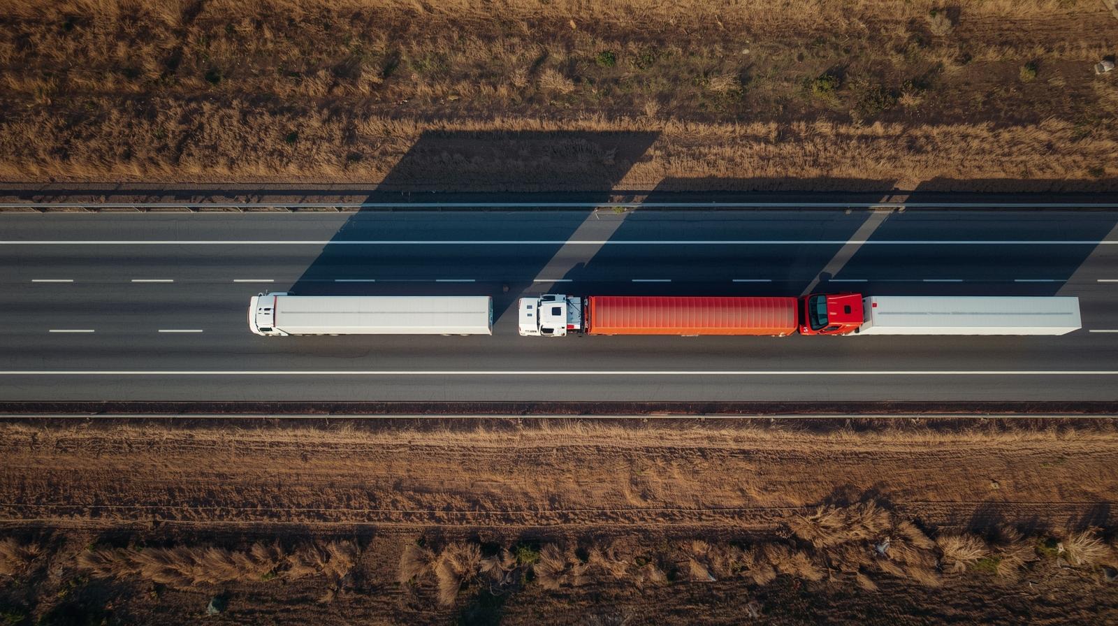 creame una imagen realistade camiones tomada desde el aire